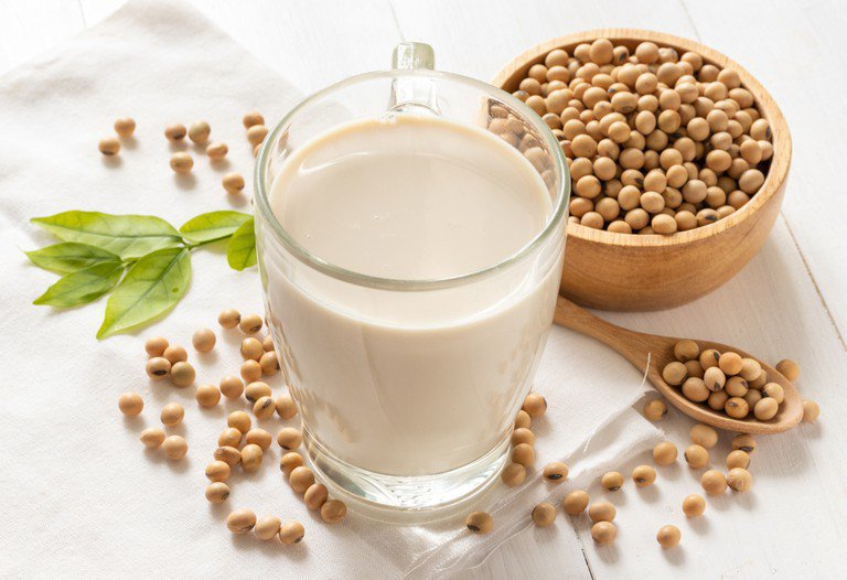 Dùng sữa đậu nành để thay thế trà sữa cho người mới nâng ngực