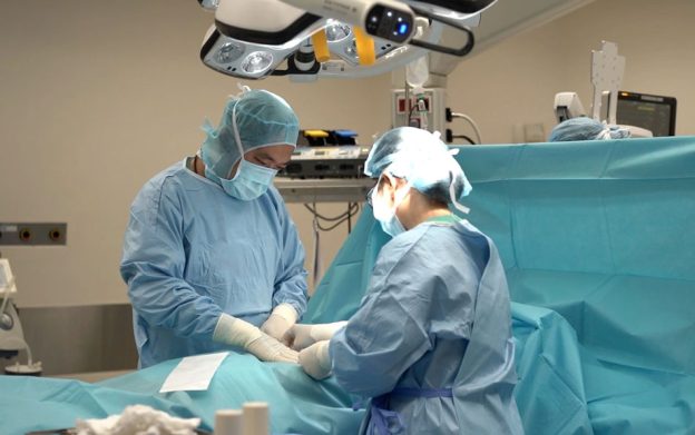 nâng ngực ở bệnh viện